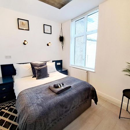 Spacious 3 Bed Apartment, En-Suites, Near Train Station! Watford  Dış mekan fotoğraf
