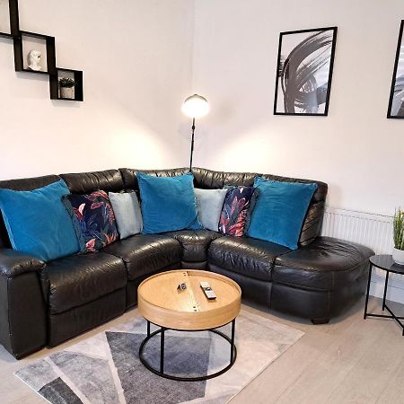 Spacious 3 Bed Apartment, En-Suites, Near Train Station! Watford  Dış mekan fotoğraf