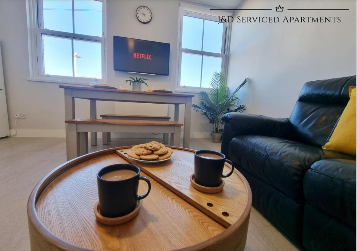 Spacious 3 Bed Apartment, En-Suites, Near Train Station! Watford  Dış mekan fotoğraf