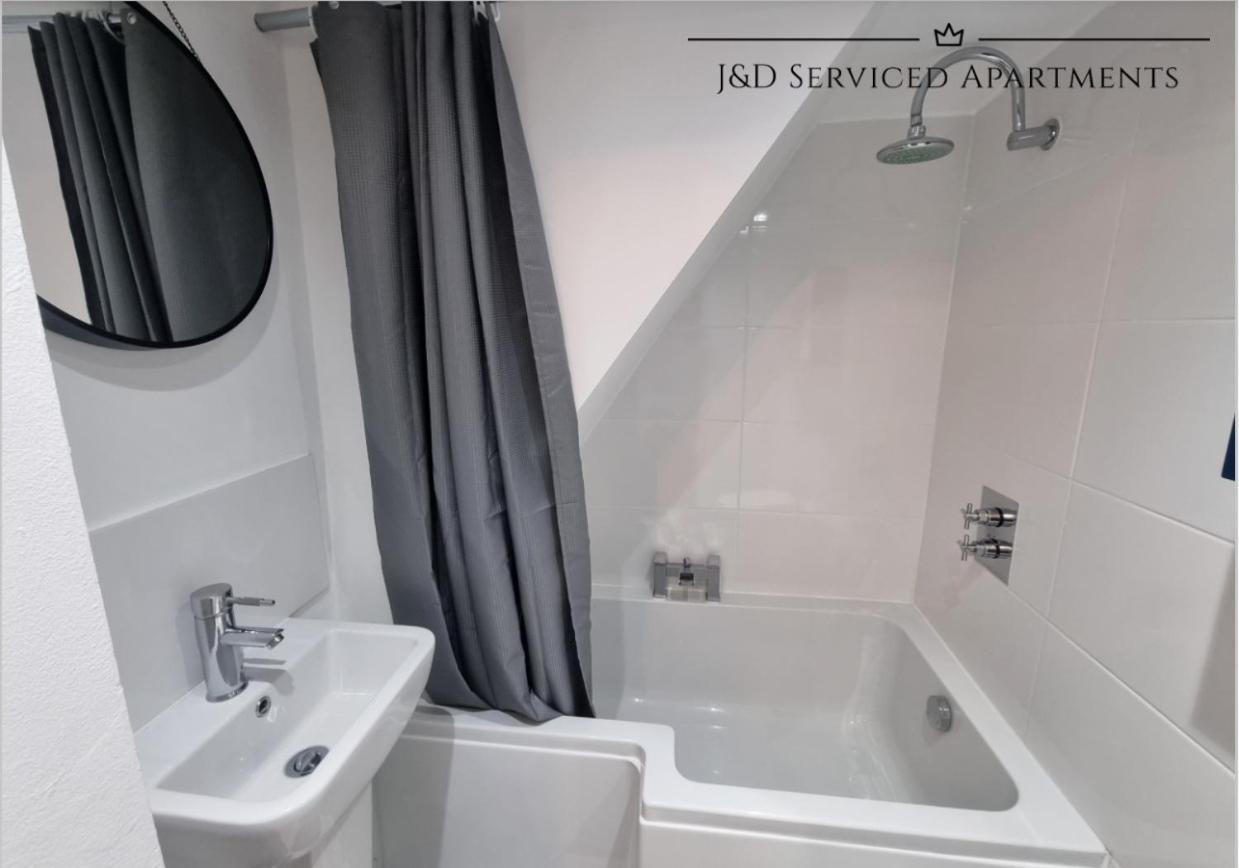 Spacious 3 Bed Apartment, En-Suites, Near Train Station! Watford  Dış mekan fotoğraf