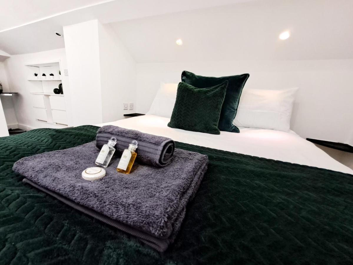 Spacious 3 Bed Apartment, En-Suites, Near Train Station! Watford  Dış mekan fotoğraf