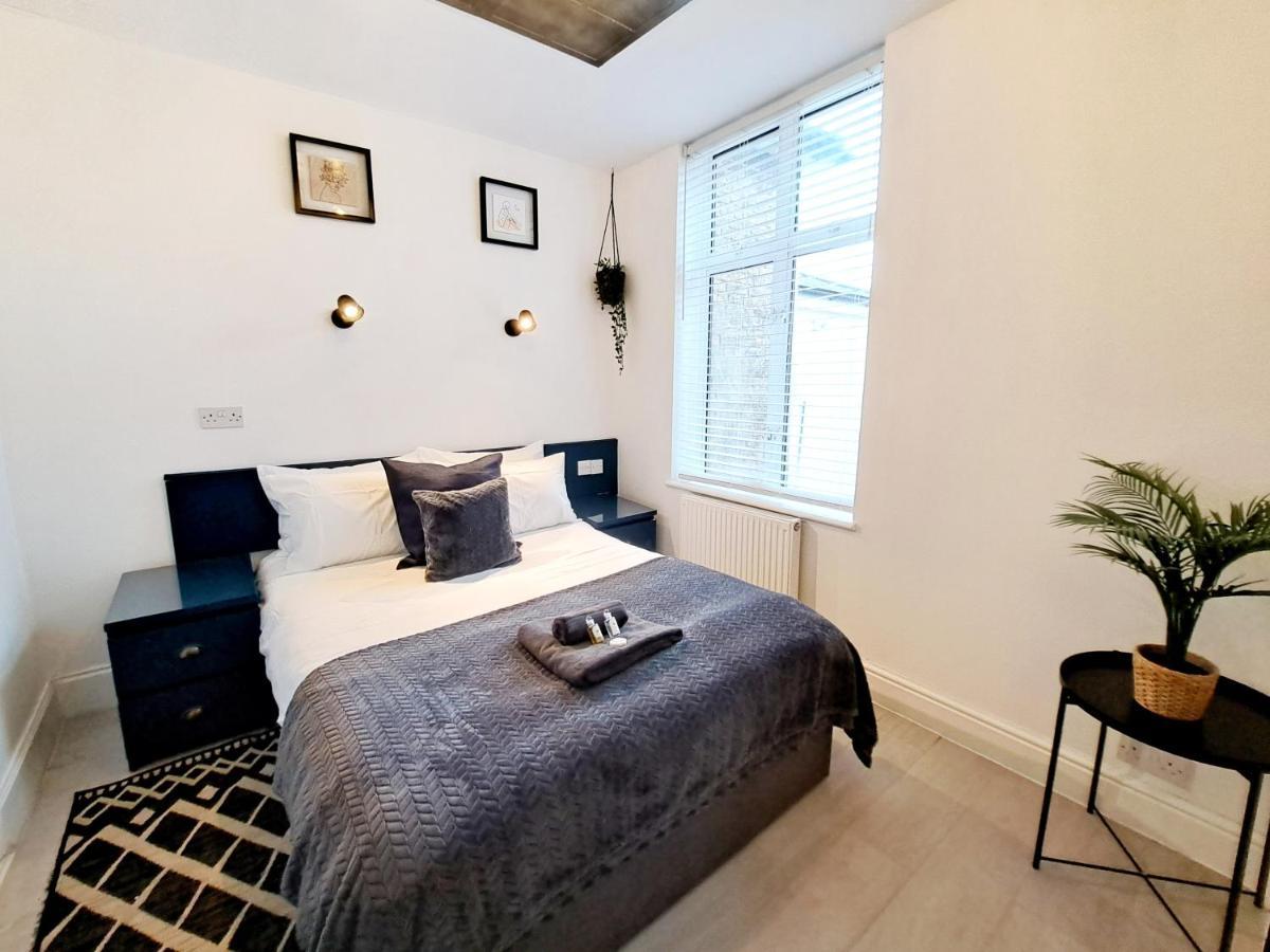 Spacious 3 Bed Apartment, En-Suites, Near Train Station! Watford  Dış mekan fotoğraf