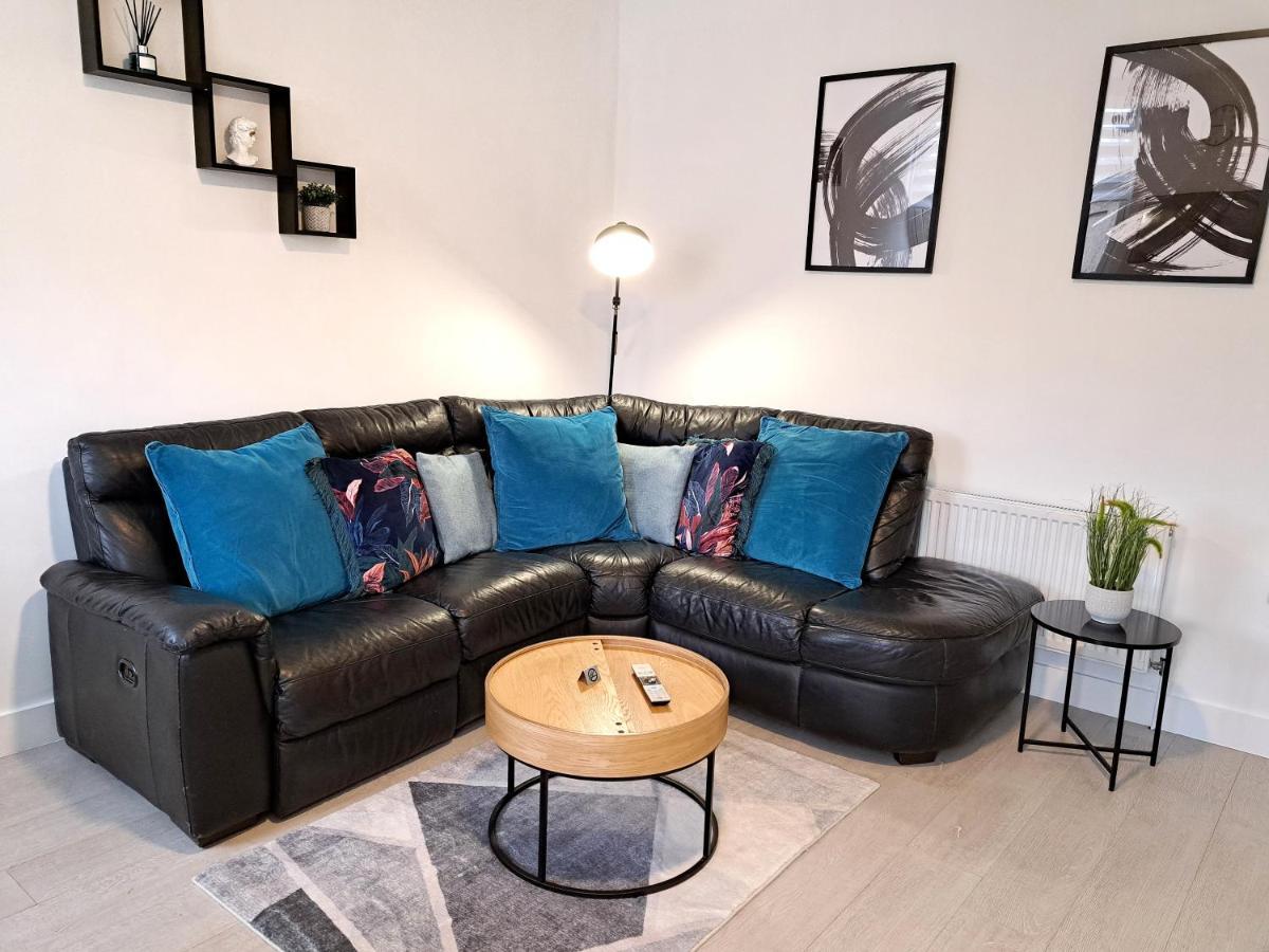 Spacious 3 Bed Apartment, En-Suites, Near Train Station! Watford  Dış mekan fotoğraf