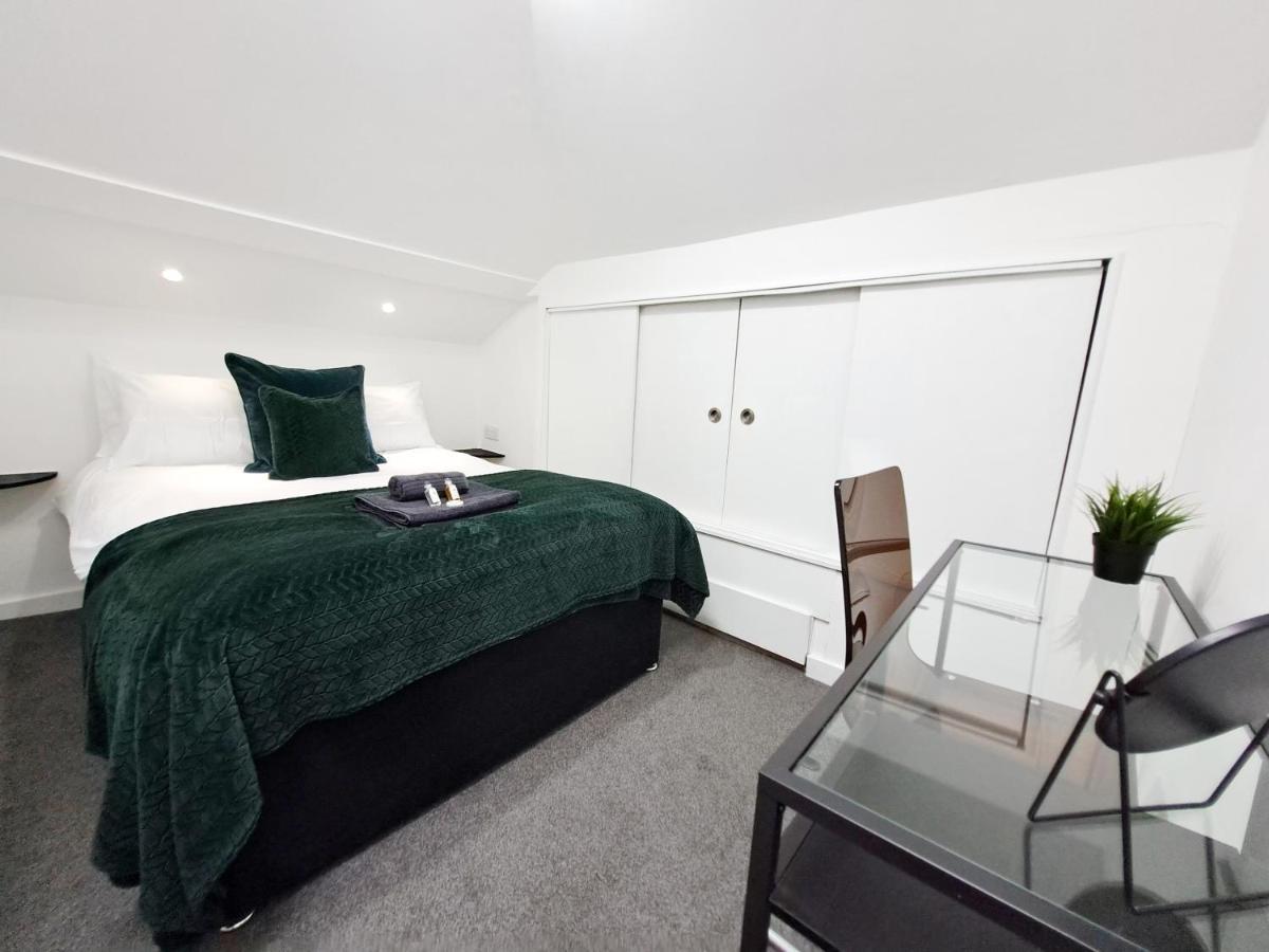 Spacious 3 Bed Apartment, En-Suites, Near Train Station! Watford  Dış mekan fotoğraf