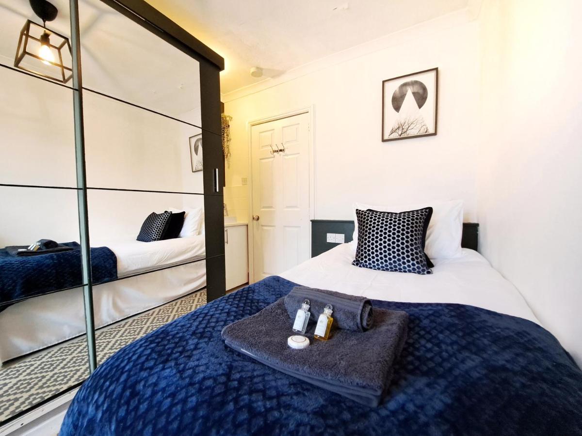 Spacious 3 Bed Apartment, En-Suites, Near Train Station! Watford  Dış mekan fotoğraf