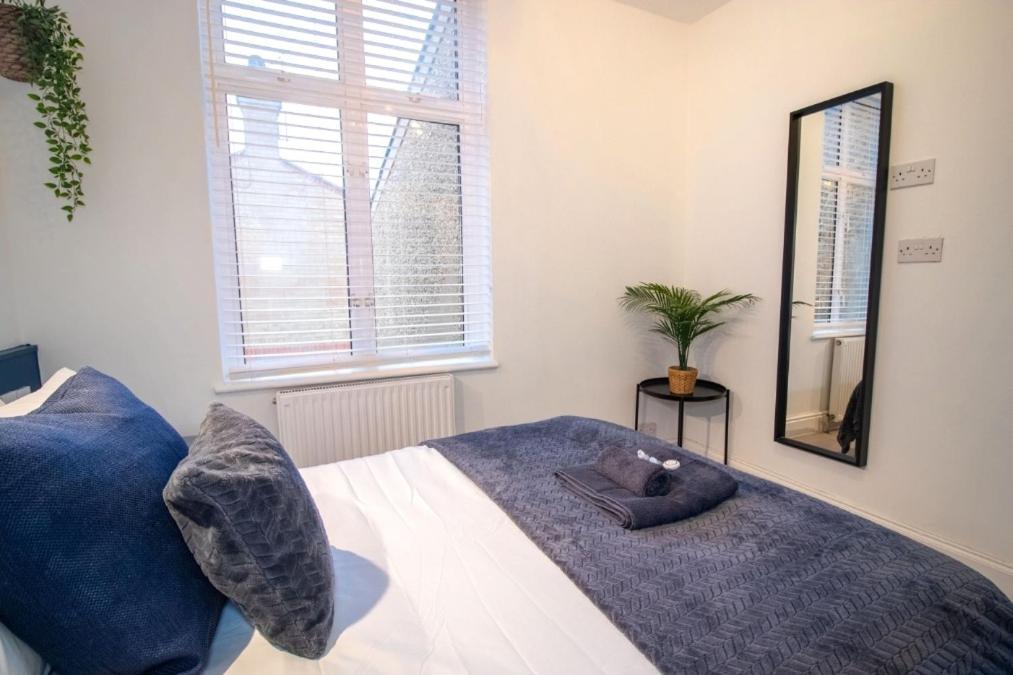 Spacious 3 Bed Apartment, En-Suites, Near Train Station! Watford  Dış mekan fotoğraf