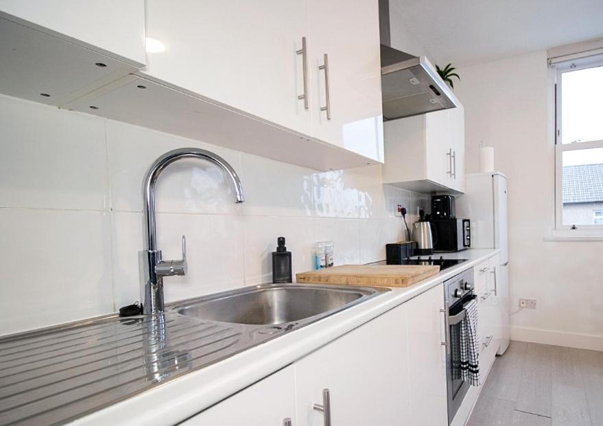Spacious 3 Bed Apartment, En-Suites, Near Train Station! Watford  Dış mekan fotoğraf