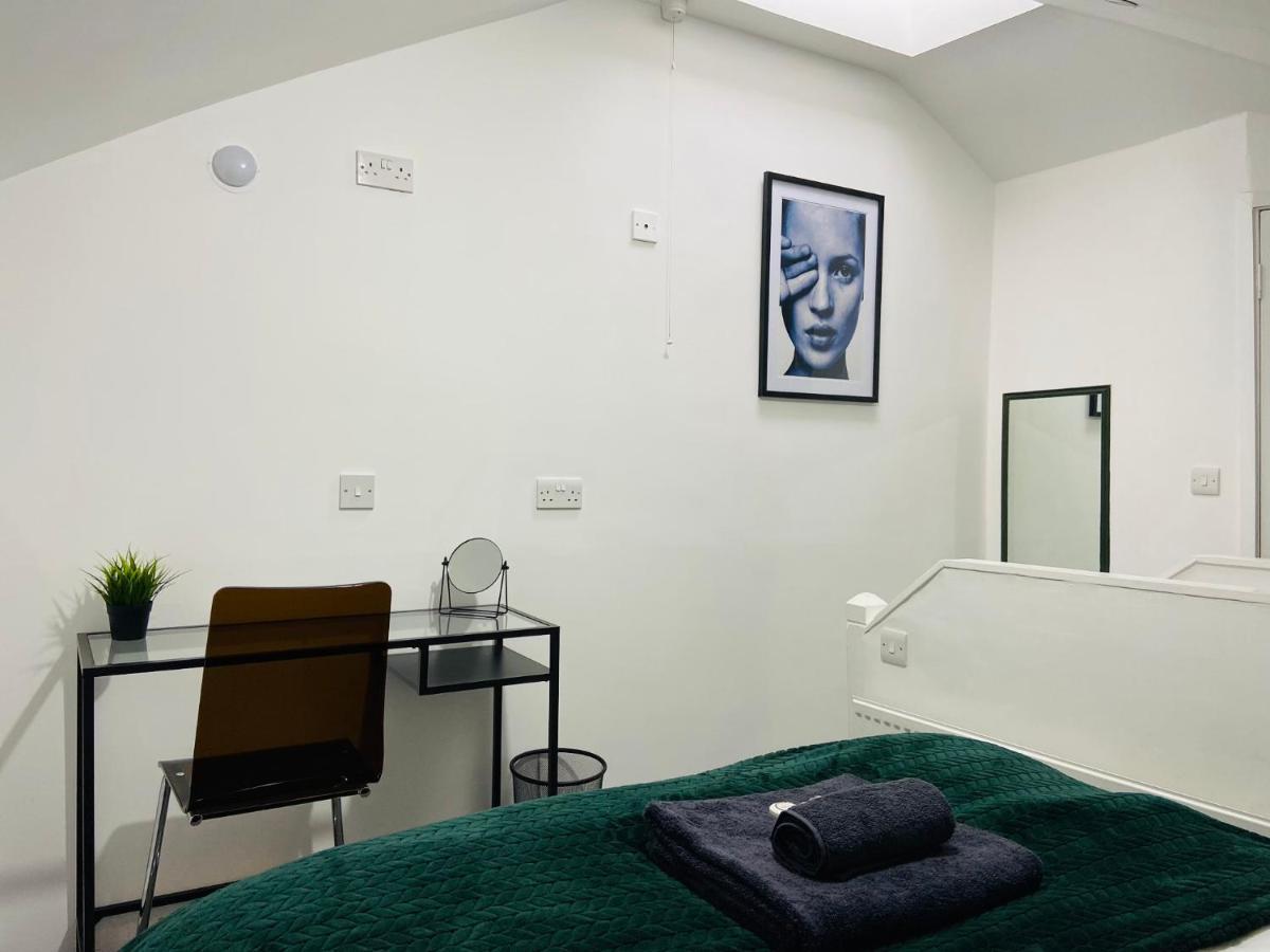 Spacious 3 Bed Apartment, En-Suites, Near Train Station! Watford  Dış mekan fotoğraf