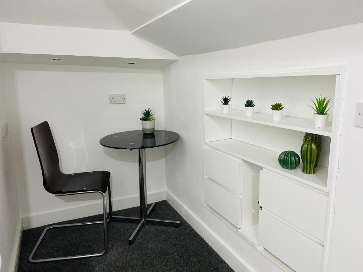 Spacious 3 Bed Apartment, En-Suites, Near Train Station! Watford  Dış mekan fotoğraf